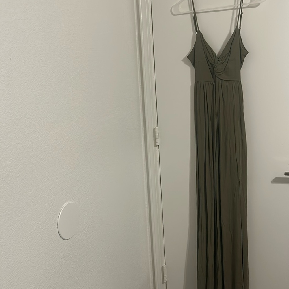 Rewind long casual dress with an open back and a slit on the thigh.